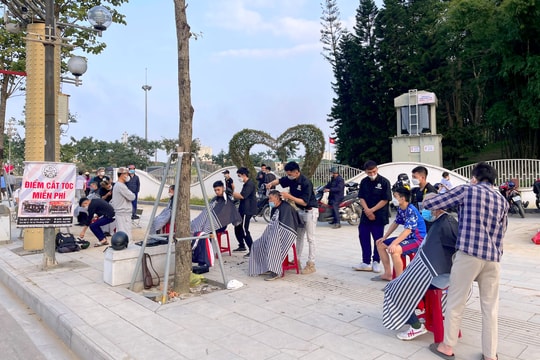 Cắt tóc 0 đồng cho người dân trên tuyến phố đi bộ Hồ Tùng Mậu (TP.Vinh)