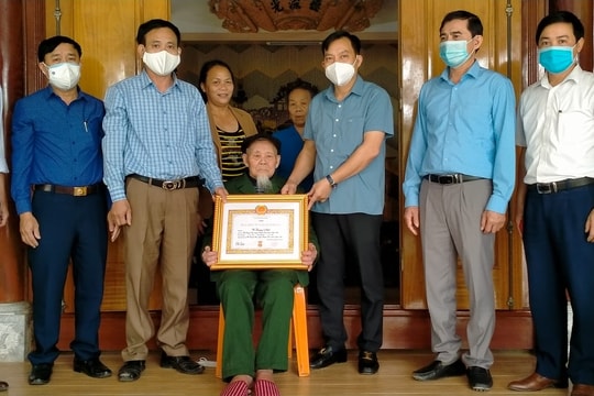 Trao Huy hiệu 75 năm tuổi Đảng cho 2 đảng viên ở huyện Quỳnh Lưu