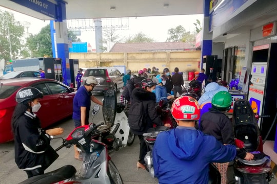 Nghệ An: Người dân ùn ùn đi đổ xăng trước dự báo tăng giá vào ngày mai (11/3)