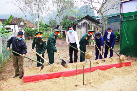 Sư đoàn 324 xây dựng 'Ngôi nhà 100 đồng' cho quân nhân khó khăn ở Con Cuông