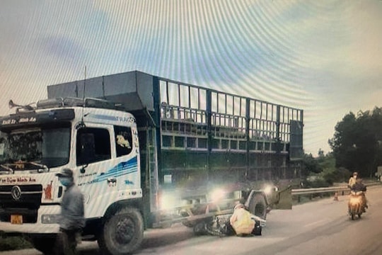 Người phụ nữ tử vong sau va chạm với xe tải