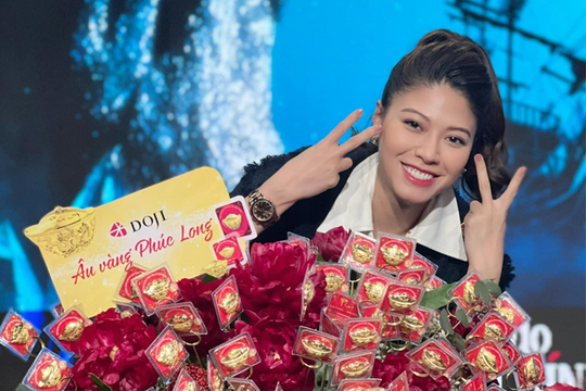 BTV Ngọc Trinh 'chơi lớn' mang bó hoa hơn 7 tỷ đồng lên sóng VTV