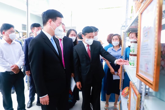 Đồng chí Võ Văn Thưởng thăm mô hình văn hóa cơ sở gắn nông thôn mới nâng cao, kiểu mẫu tại Nam Đàn