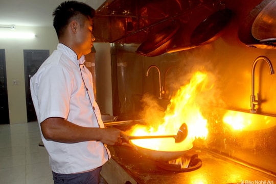 Nghệ An: Giá dịch vụ 'đu' theo giá xăng dầu