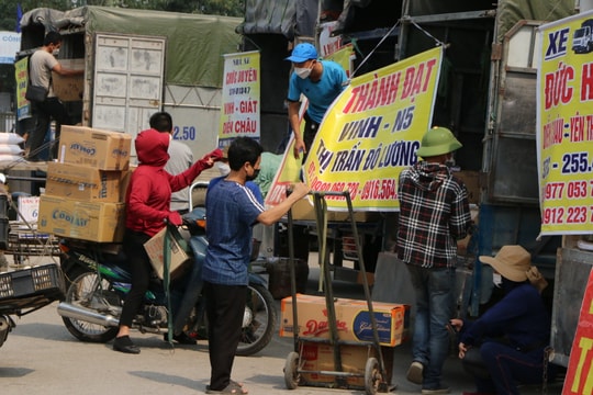 Xăng dầu tăng giá, nhiều nhà xe cắt giảm số lượng, hoạt động cầm chừng