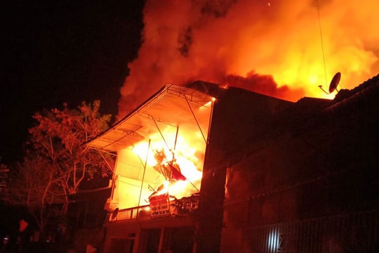 Cháy lớn thiêu rụi căn nhà sàn giữa đêm khuya