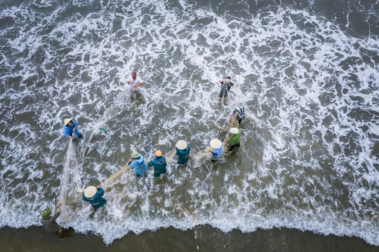 Những hình ảnh ấn tượng kéo lưới rùng nơi bãi ngang