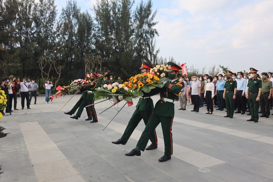 Ngành Tuyên giáo toàn quốc tưởng niệm chiến sĩ Gạc Ma, tới thăm Lữ đoàn Tàu ngầm