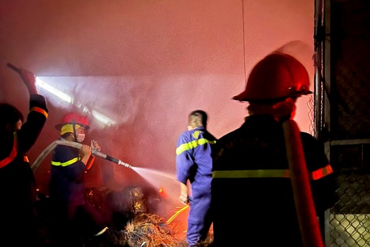 Cấp tập dập lửa vụ cháy nhà 2 tầng trong đêm ở Nghệ An