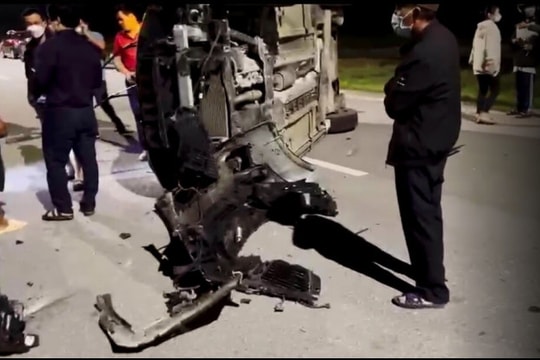 Ô tô đâm vào cọc tiêu, người dân phá kính đưa tài xế bất tỉnh đi cấp cứu