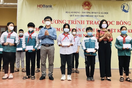 Trao 30 suất học bổng cho học sinh nghèo vượt  khó ở Tân Kỳ