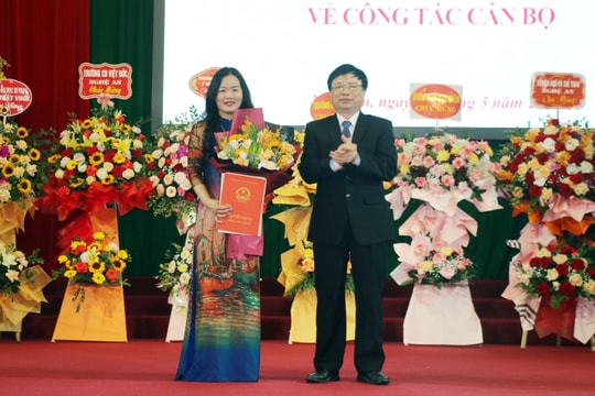 Trao quyết định bổ nhiệm Phó hiệu trưởng Trường Cao đẳng Sư phạm Nghệ An