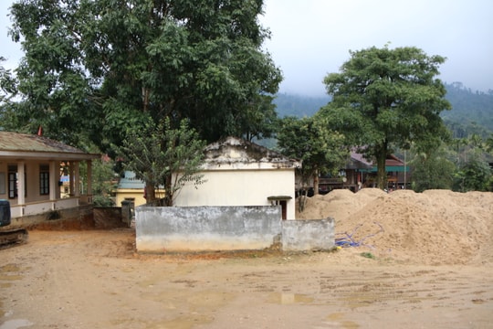 Quế Phong: Bưu điện văn hóa 'chình ình' chính giữa khuôn viên trụ sở mới của xã 