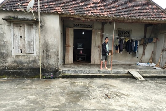 Phát hiện người đàn ông tử vong trong nhà hàng xóm