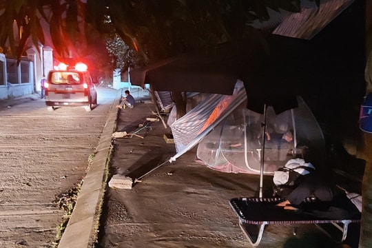 Giấc ngủ chập chờn của những thân nhân F0 bên ngoài khu điều trị