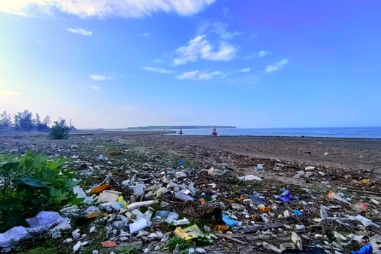 Mùa du lịch cận kề, biển Diễn Thành vẫn đang ngập rác 