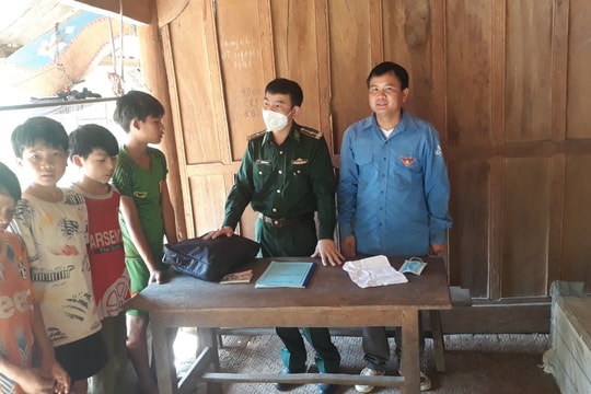 Vận động 10 học sinh trở lại trường sau dịch