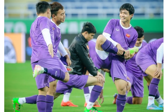 Cận cảnh tuyển Việt Nam đội mưa 'luyện công' sẵn sàng tái đấu Oman