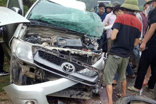 Va chạm xe đầu kéo ô tô bán tải nát đầu, nhà 3 người thoát nạn