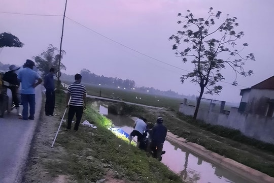 Phát hiện nam thanh niên tử vong cạnh xe máy dưới mương nước ở Quỳnh Lưu