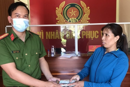 Người phụ nữ nghèo nhặt được 50 triệu đồng tìm người đánh rơi để trả lại  