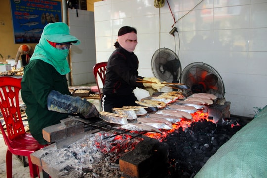 Mời mọc món cá nướng than hồng tại phố biển Cửa Lò