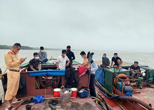 Bắt giữ 2 tàu khai thác cát trái phép trên sông