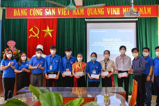 Chi đoàn Báo Nghệ An thăm và tặng quà cho học sinh có hoàn cảnh khó khăn