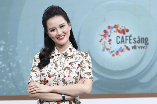Vẻ gợi cảm khác hẳn trên sóng VTV của MC 'Cà phê sáng' 