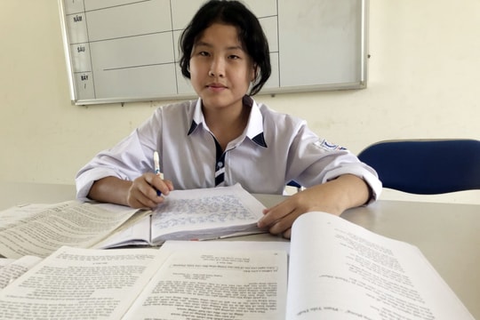 Nữ sinh người Mông đạt thủ khoa môn Văn cấp tỉnh với ước mơ làm cô giáo bản