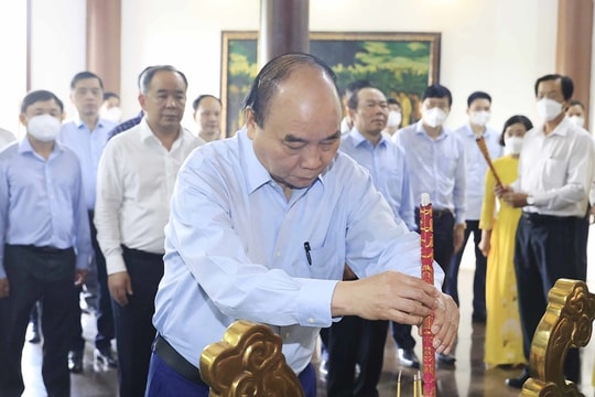 Chủ tịch nước Nguyễn Xuân Phúc dâng hương tưởng niệm cụ Phó bảng Nguyễn Sinh Sắc