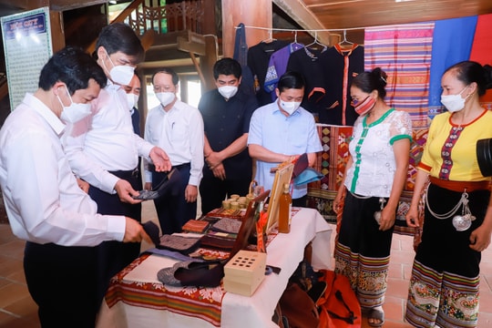 Bí thư Tỉnh ủy Thái Thanh Quý làm việc tại huyện miền núi Quỳ Châu