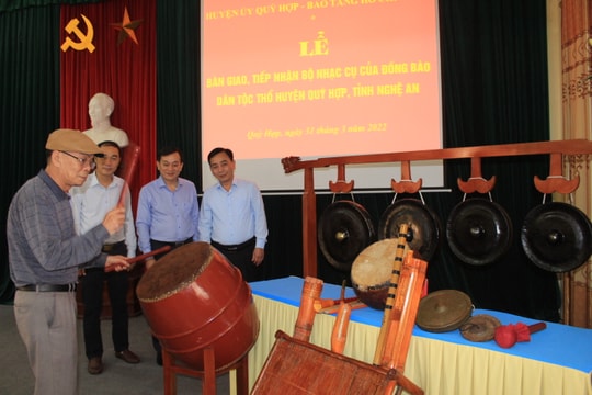 Quỳ Hợp trao tặng bộ nhạc cụ đồng bào dân tộc Thổ cho Bảo tàng Hồ Chí Minh