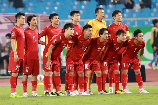 Việt Nam tăng 2 bậc trên bảng xếp hạng sau khi hòa Nhật Bản; Ronaldinho qua Indonesia thi đấu?