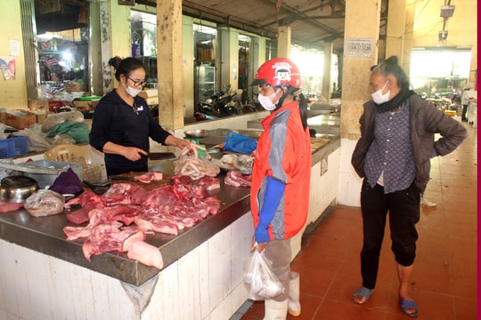 Nghệ An: Giá lợn hơi lao dốc, giá thịt vẫn neo cao