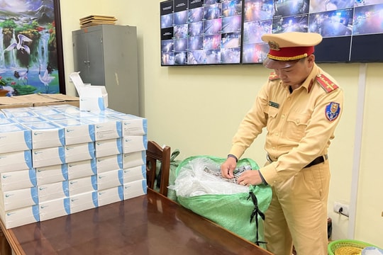 Nghệ An: Phát hiện xe ô tô vận chuyển hàng hóa nhập lậu trị giá hàng trăm triệu đồng