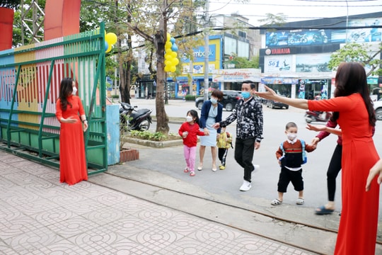 Hôm nay (4/4), tất cả các trường học ở Nghệ An đón học sinh đi học trở lại