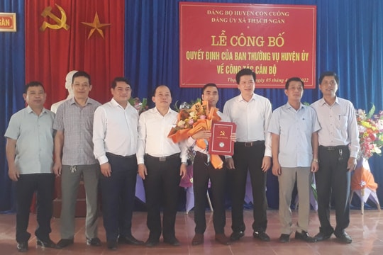 Con Cuông công bố các quyết định điều động, luân chuyển cán bộ 
