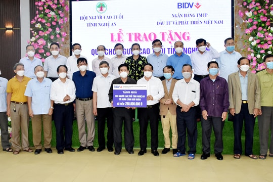 Trao quà trị giá 650 triệu đồng cho người cao tuổi có hoàn cảnh khó khăn ở Nghệ An
