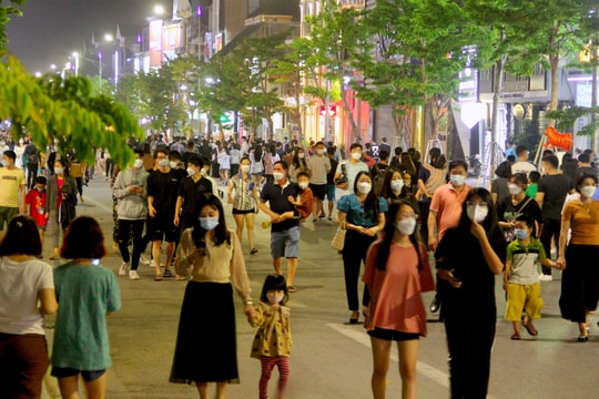 Hàng ngàn người đổ về phố đi bộ thành phố Vinh 