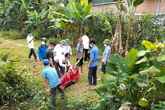 Phát hiện người đàn ông tử vong cùng xe máy dưới mương nước