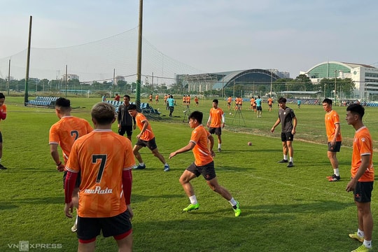 Cầu thủ TP HCM tiếp tục bỏ tập; Hồ Tấn Tài sẽ tổ chức đám cưới trên sân bóng