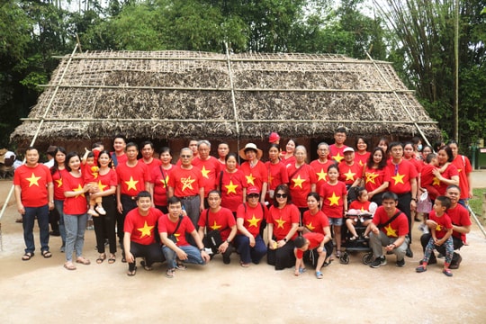 Hàng nghìn người về thăm quê Bác vào ngày giỗ tổ Hùng Vương