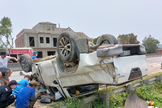 Nghệ An: Băng qua đường sắt, xe bán tải bị tàu hỏa đâm văng