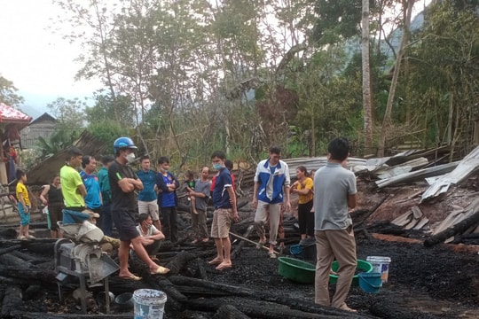 Hỏa hoạn thiêu rụi nhà sàn của dân bản