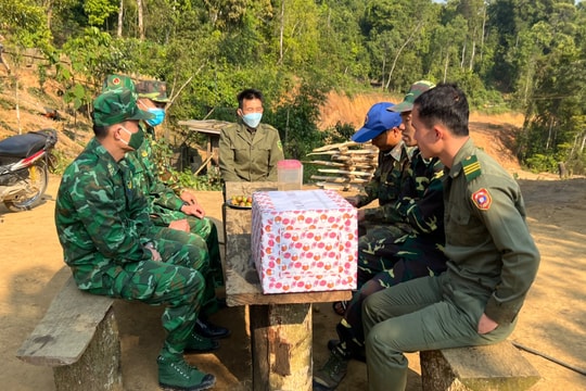Đồn Biên phòng Nhôn Mai chúc Tết Bunpimay các đơn vị, nhân dân khu vực biên giới nước bạn Lào