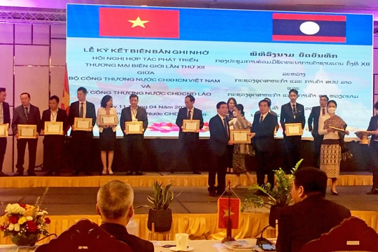 Lãnh đạo tỉnh Nghệ An dự hội nghị Hợp tác phát triển thương mại biên giới Việt Nam - Lào 