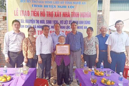 Trao 100 triệu đồng hỗ trợ xây dựng nhà tình nghĩa ở huyện Nghi Lộc và Diễn Châu