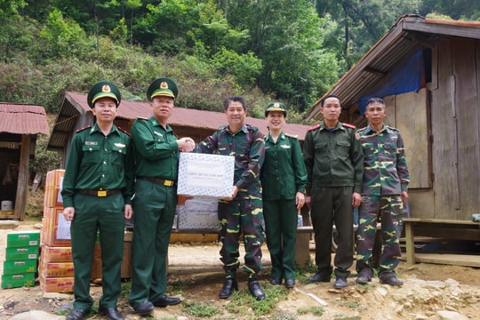 Chúc Tết Bunpimay lực lượng vũ trang và nhân dân khu vực biên giới nước bạn Lào