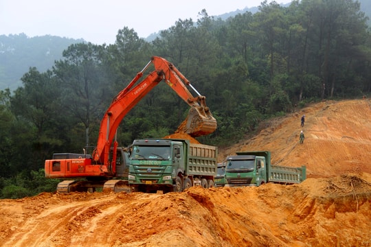 Nhộn nhịp đại công trường thi công cao tốc Bắc Nam đoạn Diễn Châu - Bãi Vọt